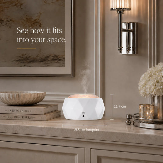Dyfuzor zapachowy ultradźwiękowy Eternity 230ml wyróżnia się eleganckim, białym designem z porcelany i szkła, długim czasem pracy do 14 godzin oraz funkcją aromaterapii połączoną ze światłem LED i głośnikiem Bluetooth.