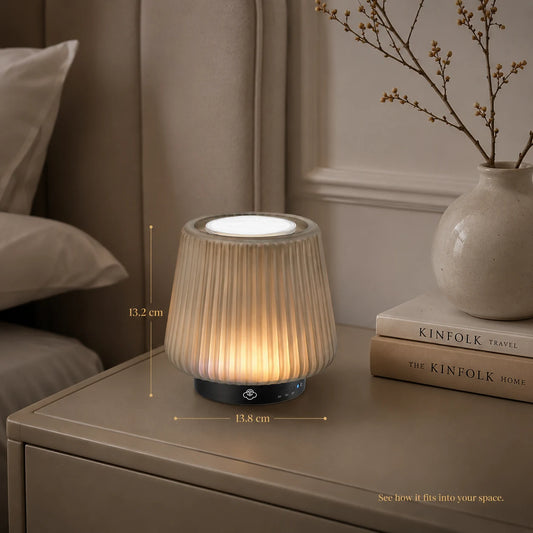 Flow Wax Warmer USB to elegancki szklany podgrzewacz wosku zapachowego z timerem, LED i systemem "bez ognia i rozlewania". W zestawie 1 sztuka Serene Pod® 73h pracy, ustawienie timera (3/6/9h) i przypomnienie o konieczności wymiany.