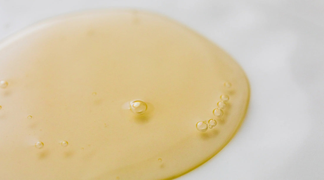 Jojoba a skóra: biozgodność z sebum, regeneracja i pielęgnacja