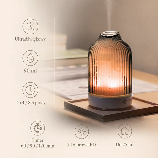 Dyfuzor zapachowy do olejków Fountain Grey 90ml to elegancki element aromaterapii, który wnosi do wnętrza nowoczesny styl i spokój. Jego szklana obudowa w odcieniu głębokiej szarości wyróżnia się subtelnym, pionowym ryflowaniem – nawiązaniem do najnowszych trendów wnętrzarskich, gdzie struktura i tekstura stają się kluczowymi elementami dekoracyjnymi.