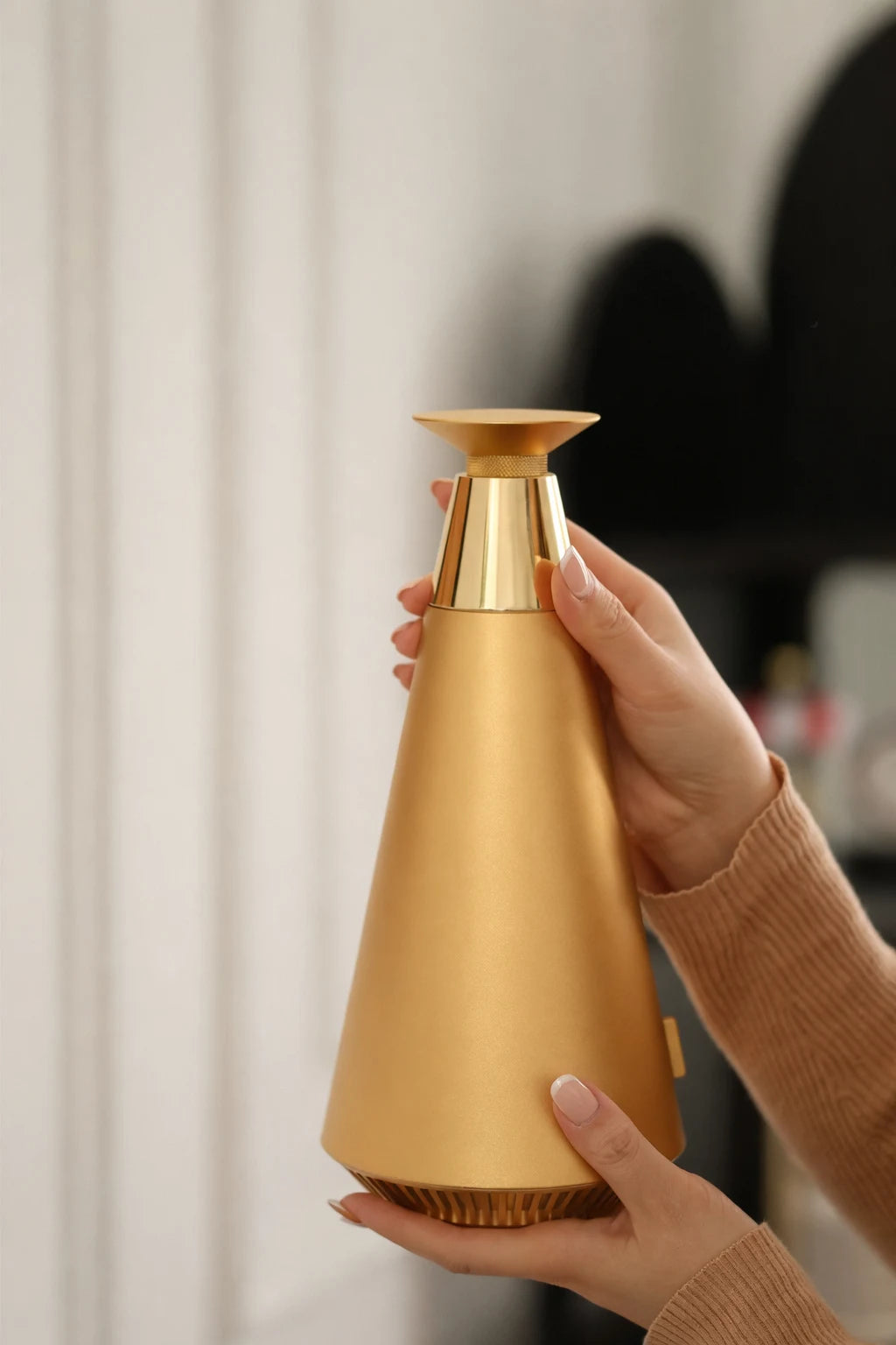 Lighthouse – a wireless smart aroma diffuser with battery, Bluetooth and LED lighting
