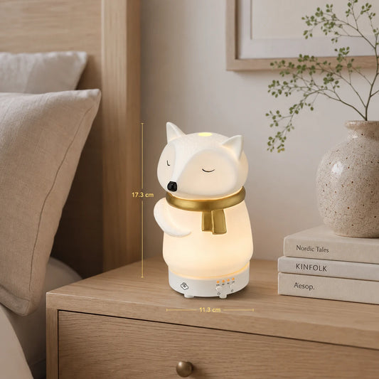 Dyfuzor do aromaterapii dla dzieci Snow Fox White 90 ml wyróżnia się bezpieczną ultradźwiękową technologią, uroczą porcelanową formą śpiącego lisa oraz funkcją delikatnego światła LED, idealną do pokoju dziecka. To cichy dyfuzor zapachowy z timerem i automatycznym wyłączaniem, zaprojektowany z myślą o spokojnym śnie, relaksie i przytulnej atmosferze dla dzieci powyżej 5. roku życia.