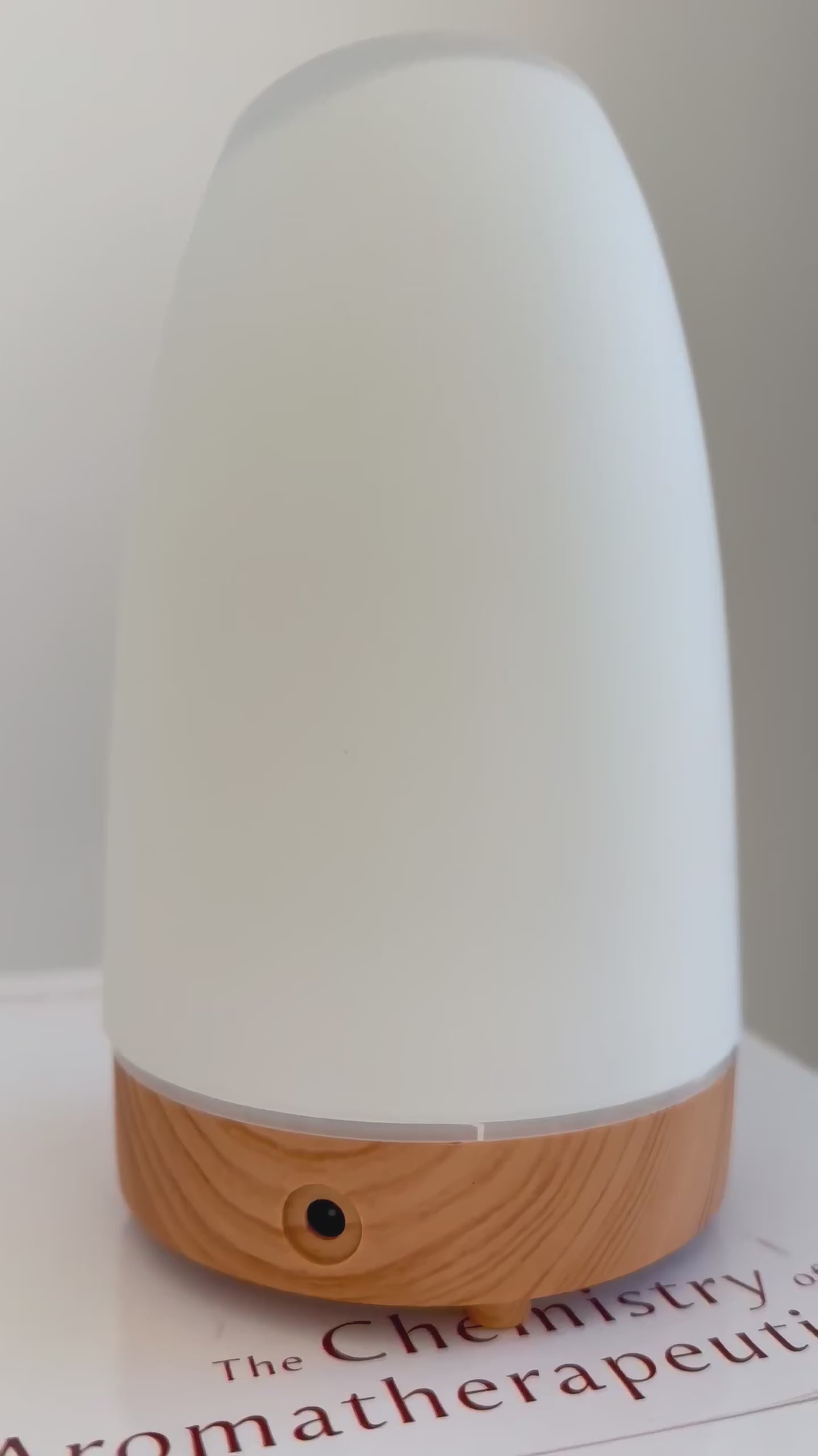 Astro Ultraschall-Diffusor aus weißem Glas mit Timer und rotierendem LED-Licht