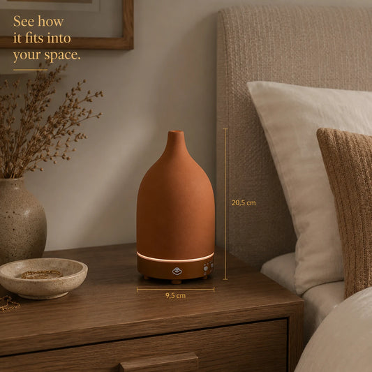 Dyfuzor ultradźwiękowy Vapor Terracotta 90ml to wyjątkowy element aromaterapii, który łączy funkcjonalność z autentycznym stylem inspirowanym naturą. Jego ciepły odcień terakoty oraz matowa, ceramiczna powierzchnia wprowadzają do wnętrza harmonię i odrobinę śródziemnomorskiego klimatu. Dzięki organicznej formie i kolorowi ziemi, dyfuzor ten doskonale sprawdzi się zarówno w nowoczesnych, jak i rustykalnych aranżacjach, dodając im subtelnej elegancji i naturalnego ciepła.
