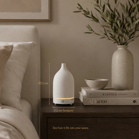Dyfuzor zapachowy do olejków Vapor White 90ml to elegancki dodatek do Twojej przestrzeni, który wprowadzi wybrany zapach i stworzy atmosferę relaksu. Wyróżnia się minimalistyczną, białą ceramiczną obudową o gładkim, matowym wykończeniu, co nadaje mu subtelny i nowoczesny wygląd, doskonale pasujący do różnych stylów wnętrz. Jego prostota jest jednocześnie wyrazem elegancji – dyfuzor nie tylko wtapia się w przestrzeń, ale też dzięki swojej formie staje się jej subtelnym akcentem. Ciekawym szczegółem jest mato