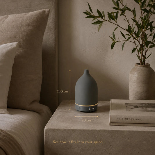 Dyfuzor ultradźwiękowy Vapor Grey 90ml wyróżnia się minimalistycznym, eleganckim designem, który przyciąga uwagę swoją prostotą i subtelnością. Matowa, ciemnoszara ceramiczna obudowa o gładkim, organicznym kształcie przypominającym kroplę, nadaje mu nowoczesny, ponadczasowy wygląd. W połączeniu z prostą, bezpretensjonalną linią formy, dyfuzor Vapor Grey wnosi do wnętrza spokojną elegancję i idealnie komponuje się z surowymi, industrialnymi aranżacjami, jak i z przestrzeniami w stylu skandynawskim.